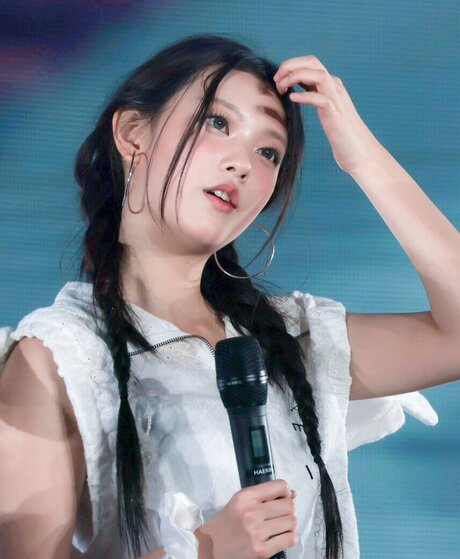 Haerin freie akt foto