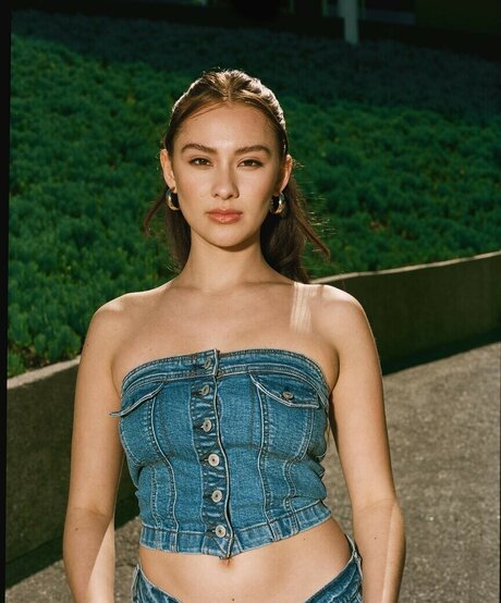 Lola Tung erwachsene hd fotos