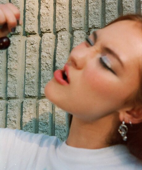 Lola Tung model nacktheit galerie