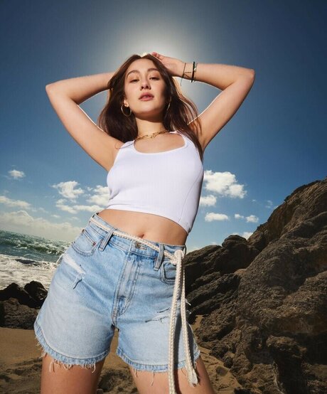 Lola Tung porno pornostar galerie