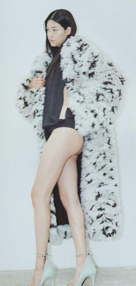 Mika Schneider perfekte akt galerien