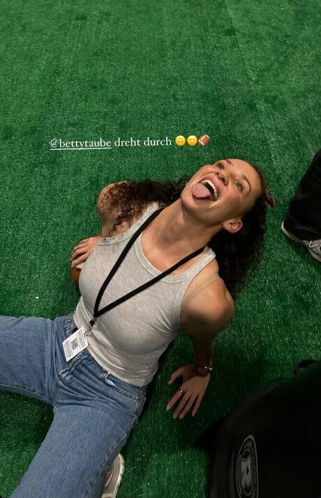 Betty Taube pornostar kunst galerien