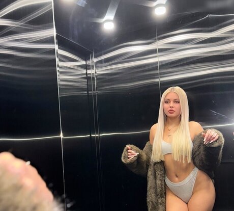 Lina Riccarda kostenlose akt bild