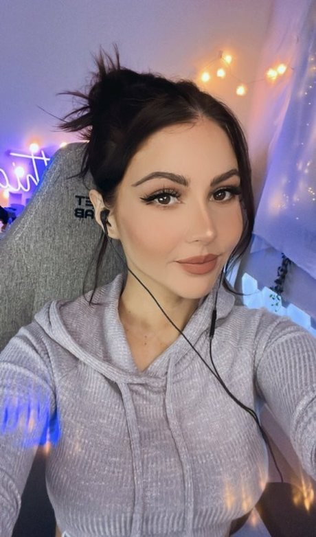 Aliythia erwachsene nacktheit galerie