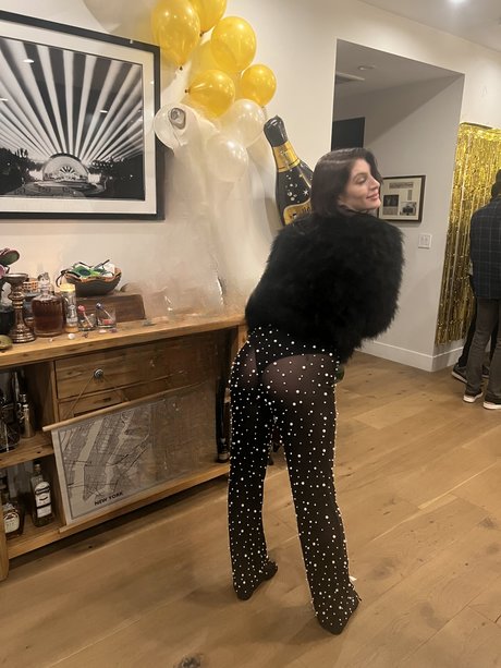 Ariana Basseri erwachsene akt bild