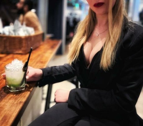 Sanjolina pornostar bilder