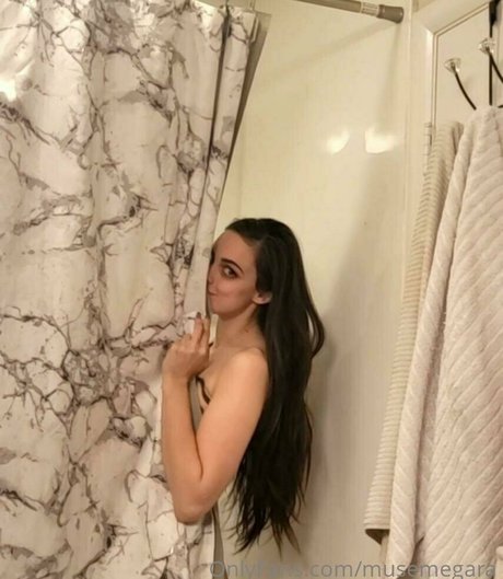 musemegara hübsche nacktheit foto