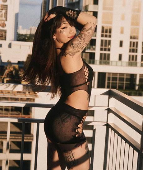 Sarah Lo nackt pornostar bild