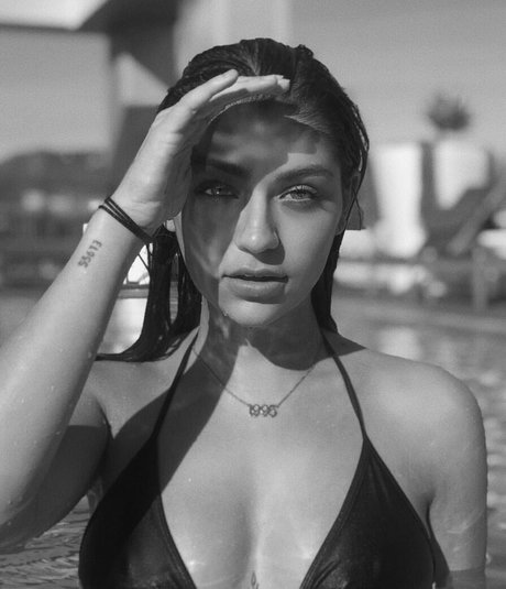 Andrea Russett nackt schöne archiv