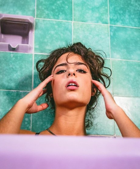 junge milf onlyfans nacktheit erwachsene archiv