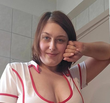 Bustyolive erotische nackte bild