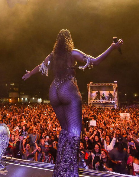 Izza Cantora erotische akt foto