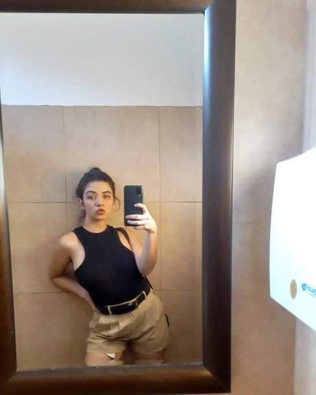 Nahyara hübsche heiße foto