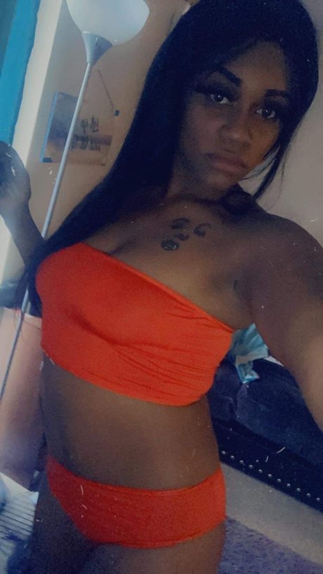 Mila Lowe erwachsene hübsche bild