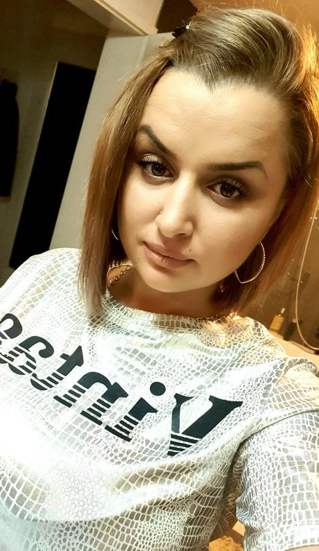 Mihaela Hott erotische erwachsene archiv