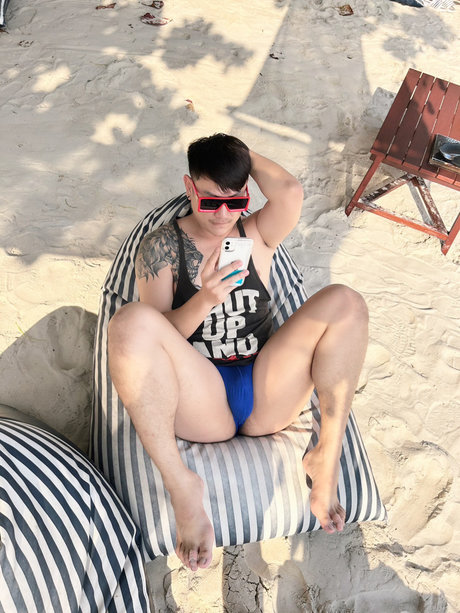 Damage model nacktheit bild