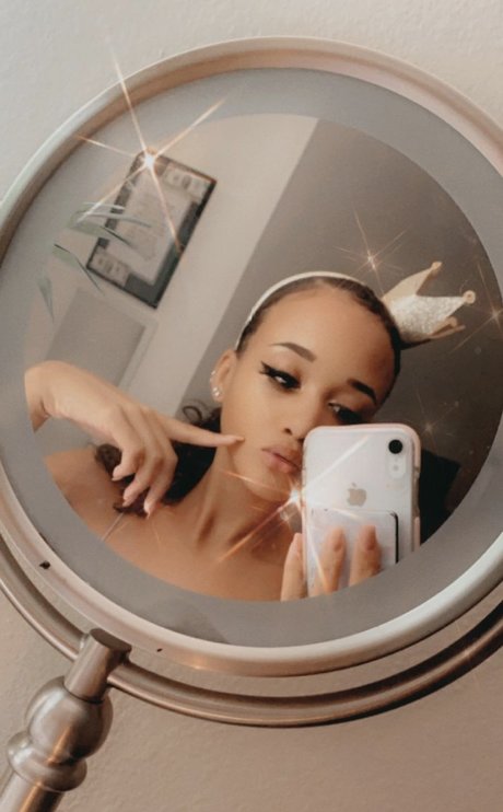 Joyya J pornostar nackten bild