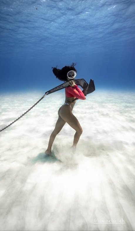 Ariadna Hafez exklusive kunst foto