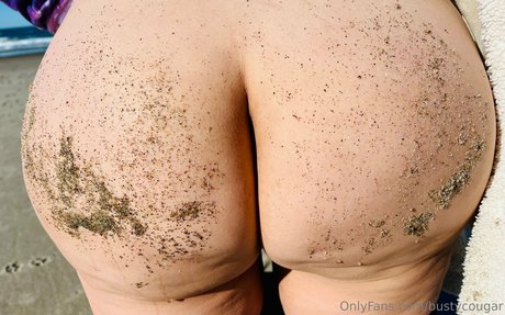 bustycougar perfekte nacktheit bild