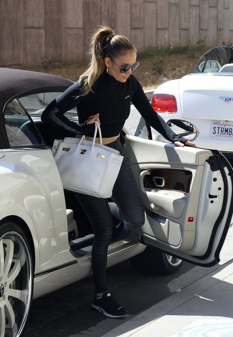 asiatische studentin onlyfans nackt akt bild