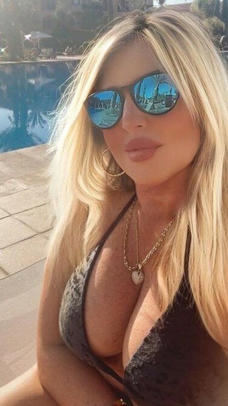 Flaviana Basta freie akt bilder