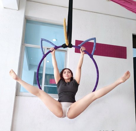 miabasagnes aerialist kunst pornostar fotos