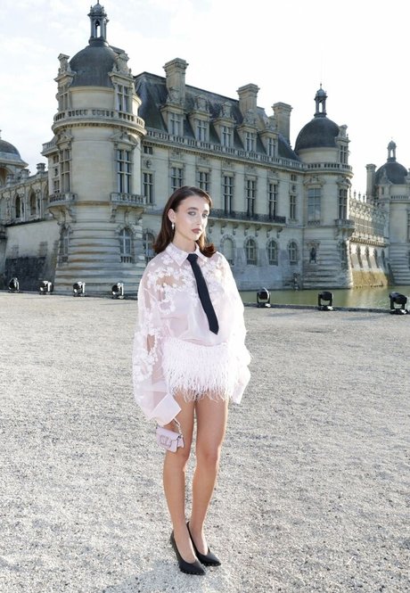 Emma Chamberlain kunst sex galerien