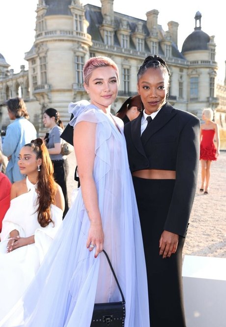 Florence Pugh top perfekte galerie