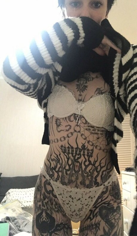 babyskeleton model erotische foto