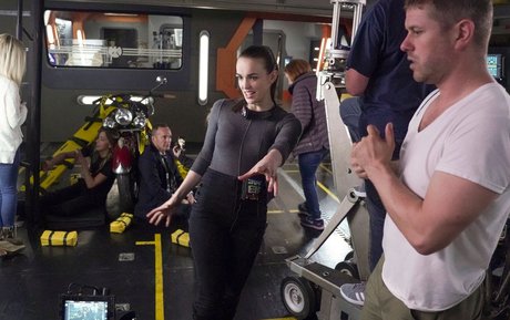 Elizabeth Henstridge model exklusive archiv