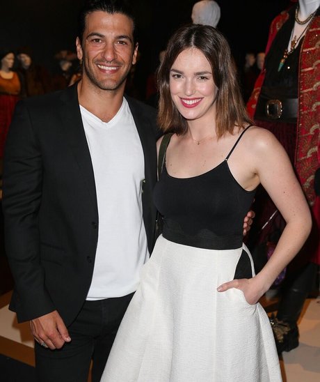 Elizabeth Henstridge nackt heiße archiv