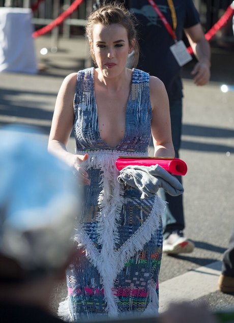 Elizabeth Henstridge top hd fotos