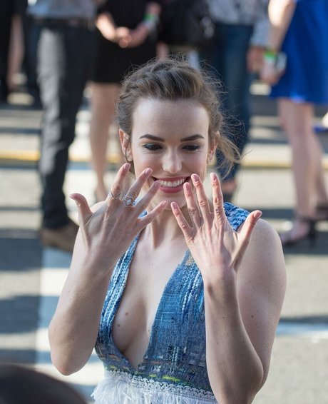 Elizabeth Henstridge freie sex bild