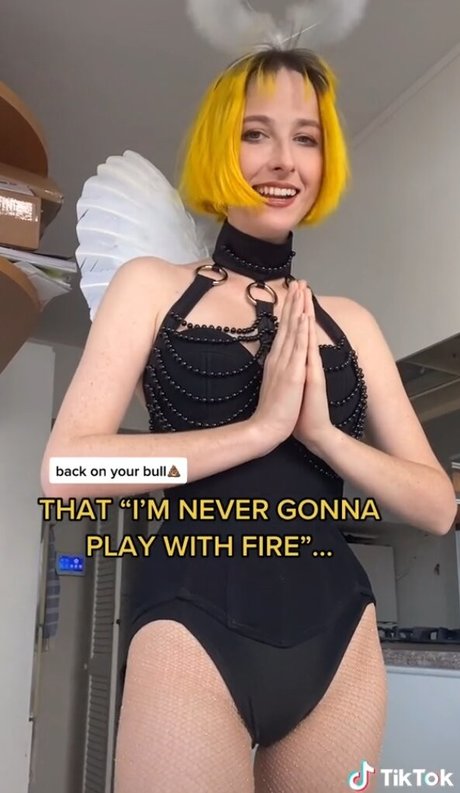 Tessa Violet kunst erotische galerie