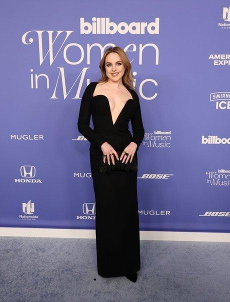 Elizabeth Gillies schauspielerin akt archiv