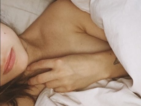 _Petite Sonja s evening routine_ porno sexy fotos