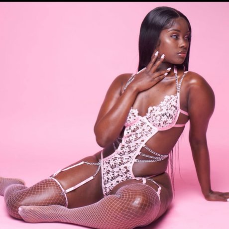 Queen piinnkk model erotische foto