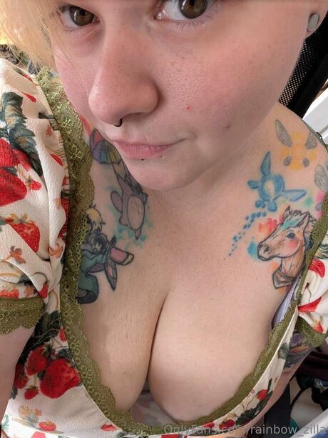 Rainbow Zilla model sexy bilder