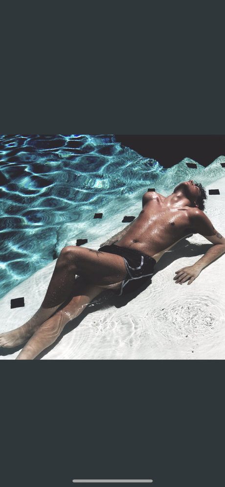 Ashton Kole sexy top galerie