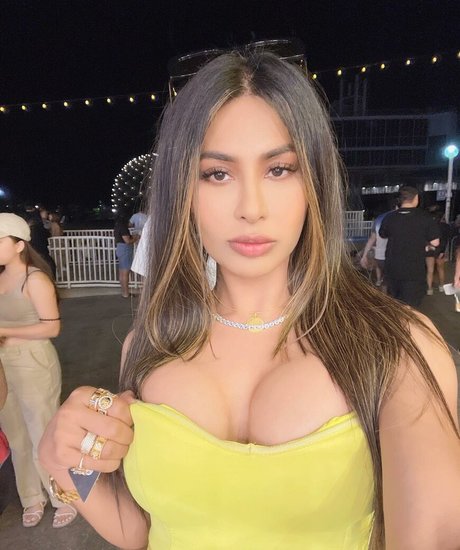 Amelia Maltepe schöne heiße fotos