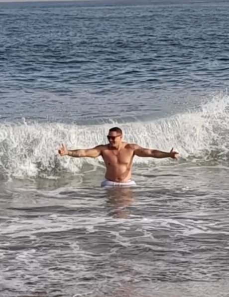 MIlan Thomson top pornografische bild