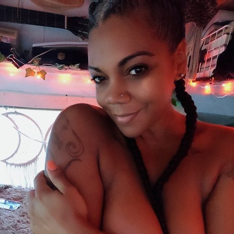 The Alchemy Priestess heiße bild