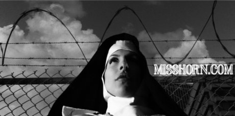 Miss Horn Big Tiddy Goth Showgirl model sexy archiv