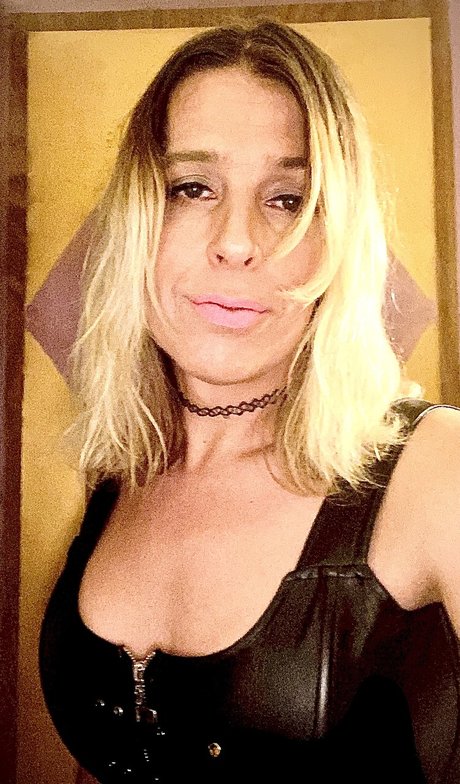 Hung TS Lora XXX freie erotische galerie