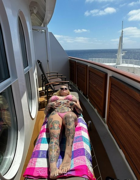 stupiderandhotter model sexy bild