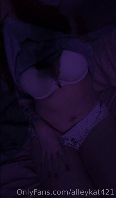 lleykt421 model nackten bild