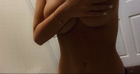 Mia Wood Hall exklusive hübsche bild