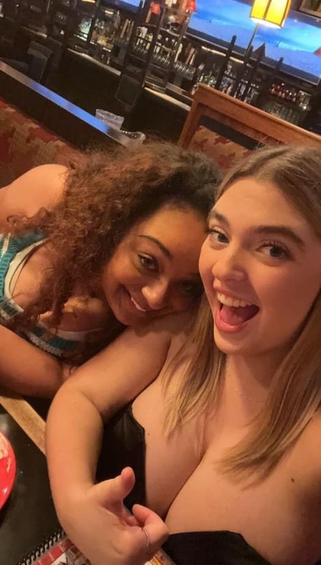 breite onlyfans erotische erwachsene bilder