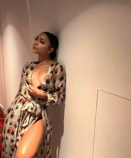 Alix Lapri erwachsene nackten bilder