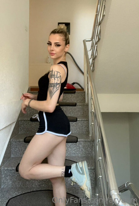 aryasm model nackte bild